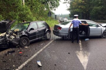 Impactul violent dintre cele două mașini