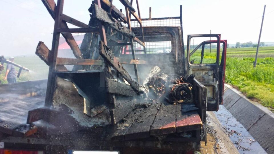 Autoutilitară cu geamuri termopan, cuprinsă de flăcări