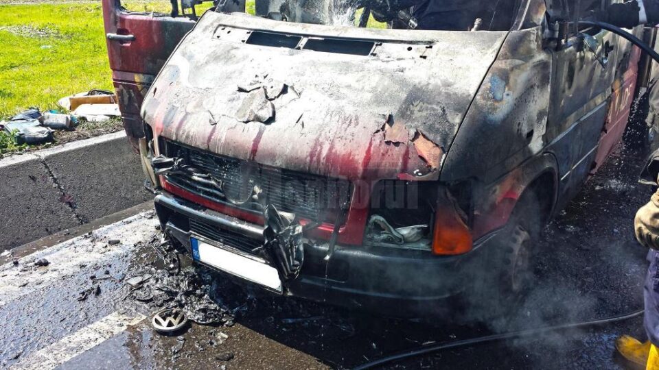 Autoutilitară cu geamuri termopan, cuprinsă de flăcări