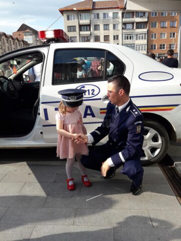 Copiii au luat contact cu poliția, pe esplanada din centrul Sucevei