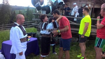 Anne-Marie Lategan a oficiat premierea îmbrăcată într-un costum național specific zonei