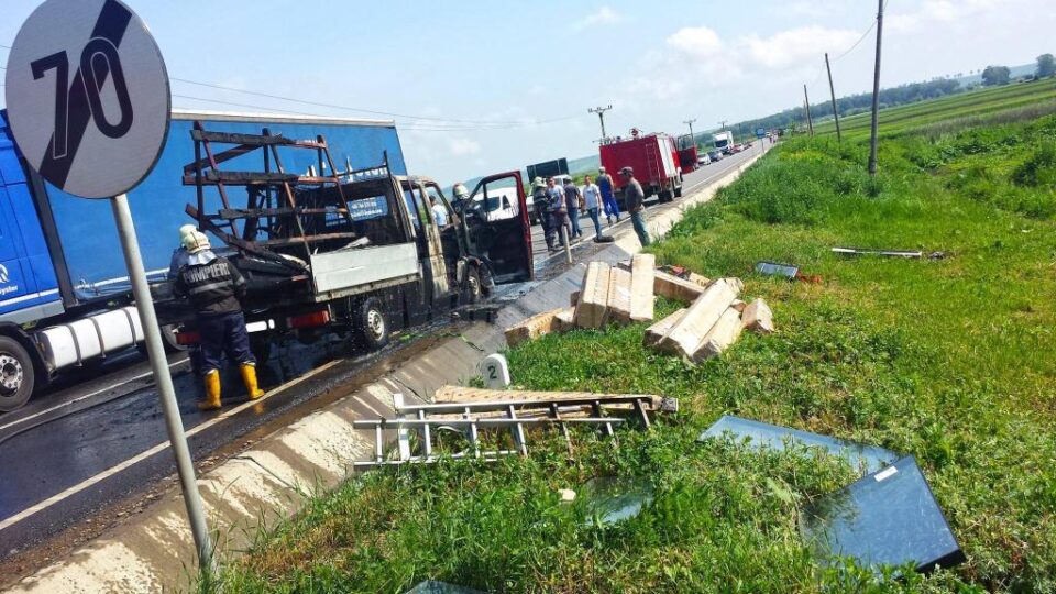 Autoutilitară cu geamuri termopan, cuprinsă de flăcări