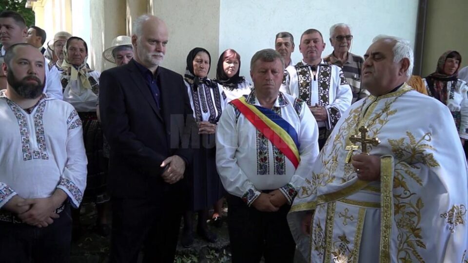 Actorul Vlad Rădescu, la slujba religioasă în comuna Ciprian Porumbescu