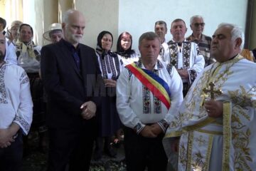 Actorul Vlad Rădescu, la slujba religioasă în comuna Ciprian Porumbescu