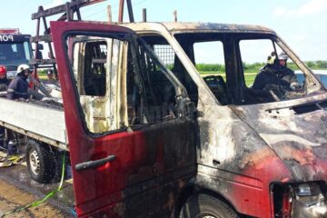 Autoutilitară cu geamuri termopan, cuprinsă de flăcări