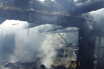 Construcțiile corp comun au ars cu tot cu bunurile din interior, inclusiv autoturismul care era în garaj