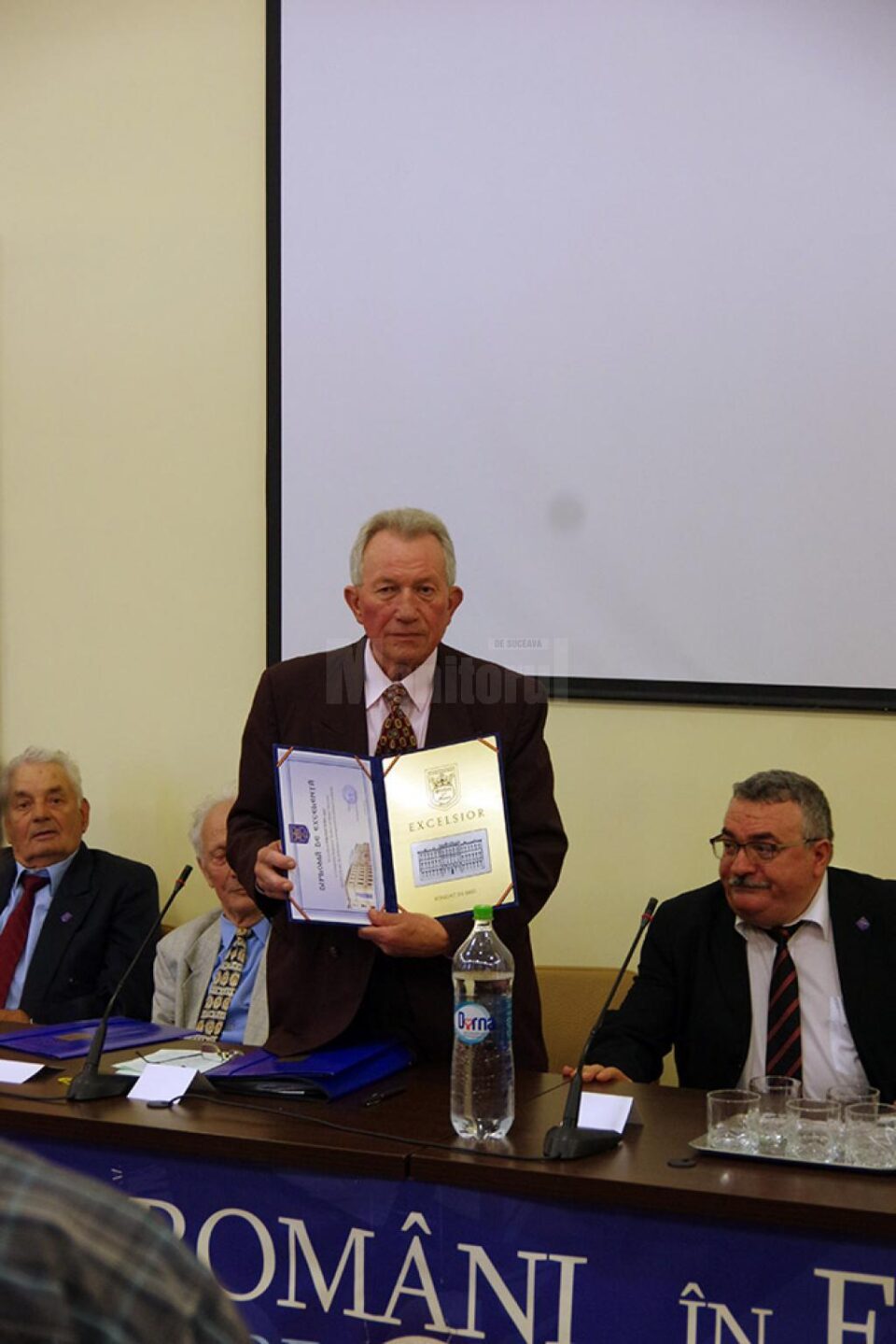 Corneliu Duceac a primit, în numele întregii promoții, Diploma și placheta de onoare