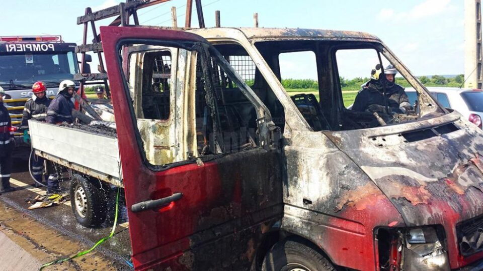 Autoutilitara s-a aprins în mers din cauza efectului de lupă al sticlei de termopan, care a aprins ambalajele din sticlă și carton