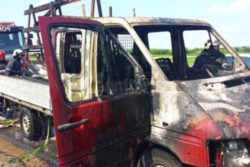 Autoutilitara s-a aprins în mers din cauza efectului de lupă al sticlei de termopan, care a aprins ambalajele din sticlă și carton