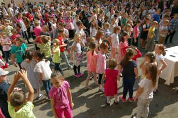 Sărbătoare cu prilejul celei de-a 54-a aniversări, la Școala Gimnazială Nr. 1 Suceava