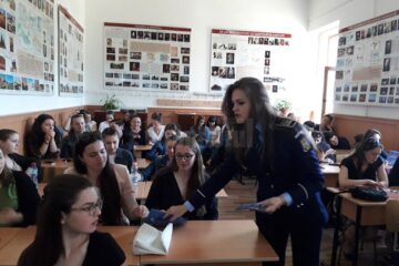 Liceenii, consiliați de polițiști cu privire la răspunderea penală