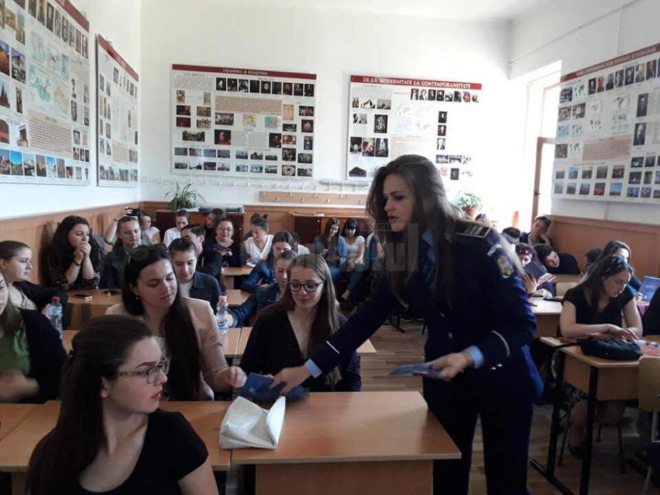 Liceenii, consiliați de polițiști cu privire la răspunderea penală