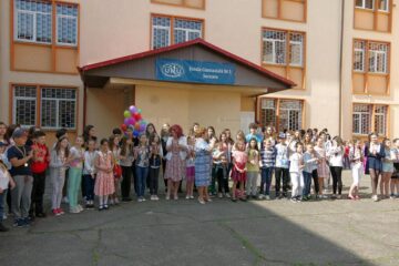 Sărbătoare cu prilejul celei de-a 54-a aniversări, la Școala Gimnazială Nr. 1 Suceava