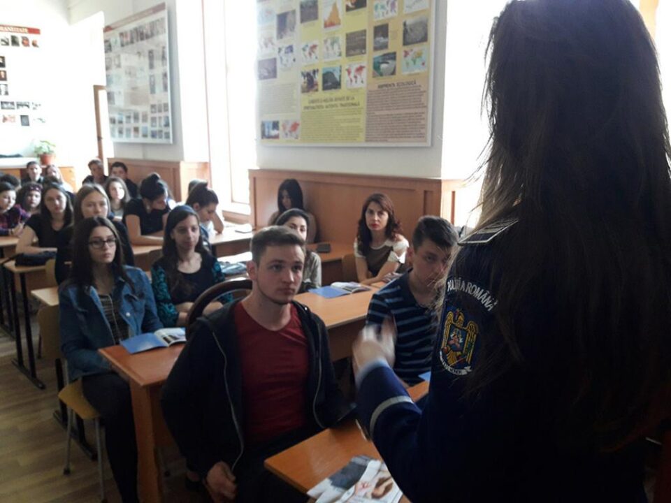 Peste o mie de liceeni, consiliați de polițiști cu privire la răspunderea penală