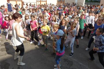 Sărbătoare cu prilejul celei de-a 54-a aniversări, la Școala Gimnazială Nr. 1 Suceava