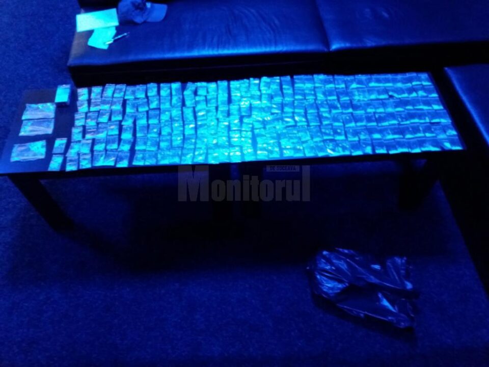 Pliculețe cu droguri ridicate de anchetatori