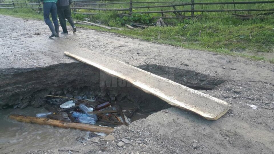 Cod Galben de ploi și, pe alocuri, grindină. 50 de case au fost izolate de o viitură la Izvoarele Sucevei