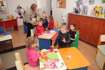 Grădinițele de stat ar putea funcționa și pe timpul verii, la cererea părinților