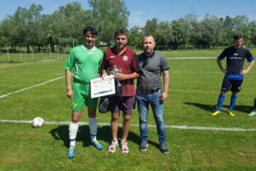 Dorel Bernard, încadrat de Ciprian Costan, președintele-jucător al celor de la Silva, și de Ciprian Anton, președintele AJF Suceava