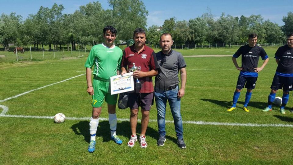 Dorel Bernard, încadrat de Ciprian Costan, președintele-jucător al celor de la Silva, și de Ciprian Anton, președintele AJF Suceava