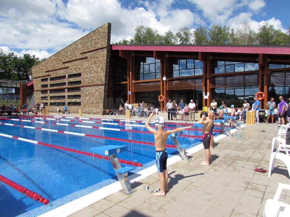 Piscinele exterioare ale complexului de agrement "Nada Florilor" din Fălticeni au fost redeschise Piscinele exterioare ale complexului de agrement "Nada Florilor" din Fălticeni au fost redeschise