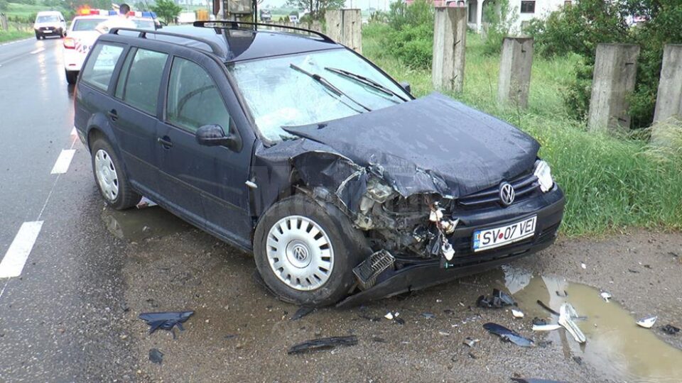 Autoturismul VW a fost avariat, două femei pasagere din interior fiind rănite