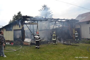 Trăsnetul a aprins acoperișul anexei, care a ars în întregime