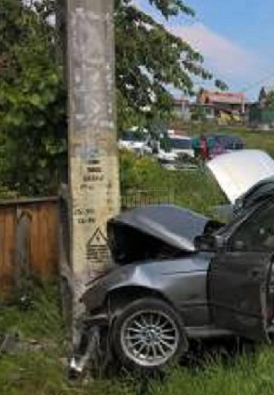 Mașina s-a oprit într-un stâlp