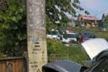 Mașina s-a oprit într-un stâlp