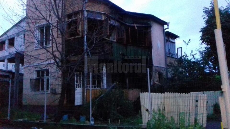 Incendiu provocat intenționat la o casă duplex din Rădăuți Incendiu provocat intenționat la o casă duplex din Rădăuți