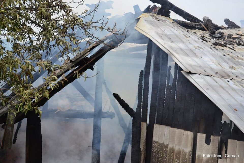 În urma incendiului adapostul de animale și depozitul de furaje a fost distrus de flacari