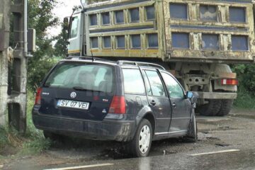 Autoturismul VW aflat în depășirea coloanei a acrosat autocamionul care a virat spre stânga, pentru a intra pe un drum lăturalnic