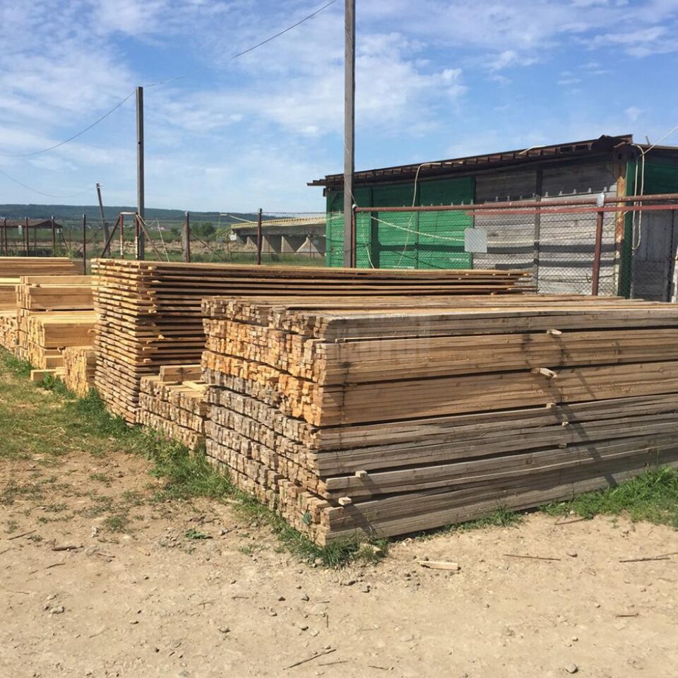 Lemn la vânzare în Piața Verești