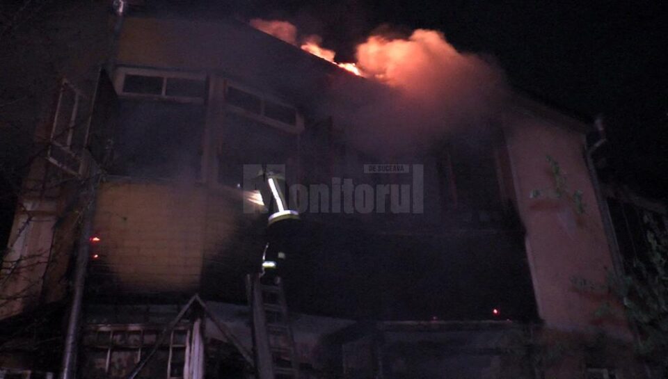 Incendiul a izbucnit în jurul orei 01.00 de la anexele din lemn din apropierea casei și s-a extins la cele două apartamente din interior Incendiul a izbucnit în jurul orei 01.00 de la anexele din lemn din apropierea casei și s-a extins la cele două apartamente din interior