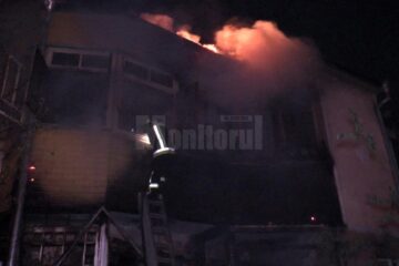 Incendiul a izbucnit în jurul orei 01.00 de la anexele din lemn din apropierea casei și s-a extins la cele două apartamente din interior