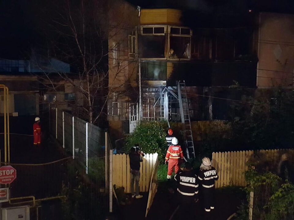 În urma cercetărilor făcute de pompieri, se pare că focul a fost pus intenționat din zona celor doua anexe din lemn a locuințelor