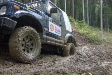 Mașini puternice și adrenalină în competiția Off Road de la Radauți