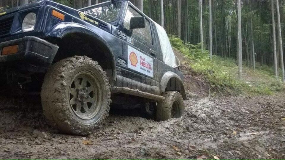Mașini puternice și adrenalină în competiția Off Road de la Radauți
