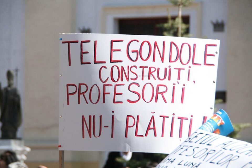 Peste 4.600 de profesori au votat pentru declanșarea grevei, însă aceasta se amână