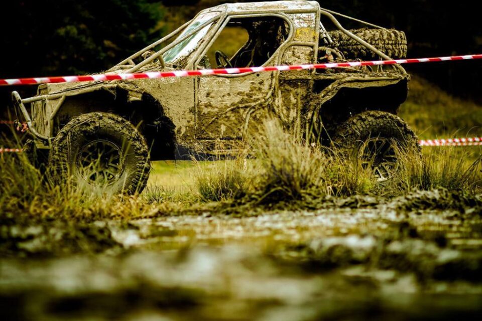 Mașini puternice și adrenalină în competiția Off Road de la Radauți