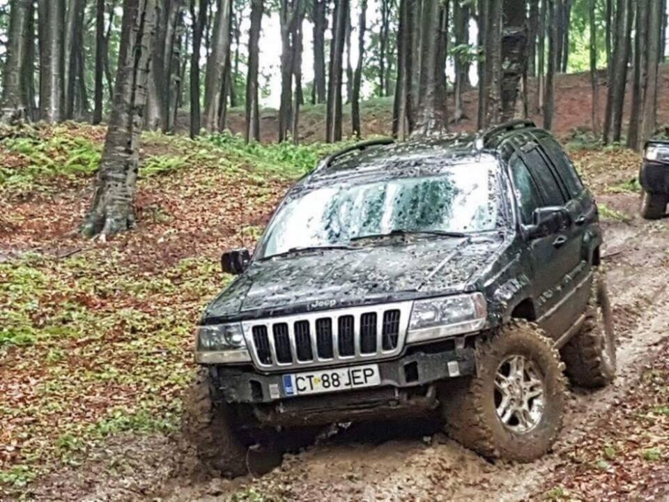Mașini puternice și adrenalină în competiția Off Road de la Radauți