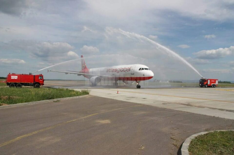 La prima lor aterizare pe Aeroportul „Ștefan cel Mare” din Suceava, ambele aeronave au fost întâmpinate cu tradiționalul salut cu tunuri de apă