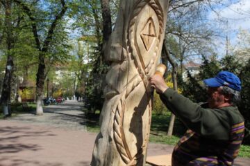 Artistul care dă viață trunchiurilor moarte din parcurile Sucevei