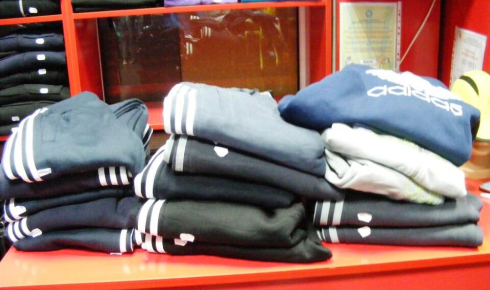 Produsele fără certificate de conformitate sunt ridicate pentru a fi expertizate Sursa foto TV Sud Produsele fără certificate de conformitate sunt ridicate pentru a fi expertizate Sursa foto TV Sud