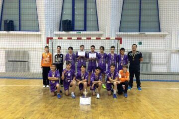 Echipa de handbal juniori IV CSU Suceava alături de antrenorul Vasile Boca