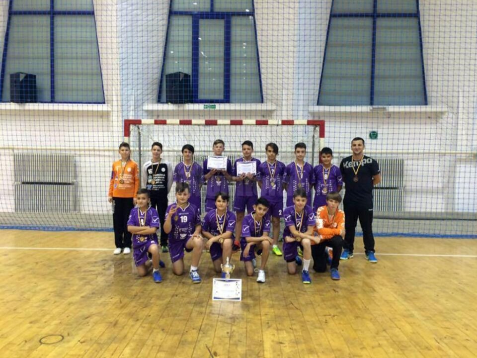Echipa de handbal juniori IV CSU Suceava alături de antrenorul Vasile Boca
