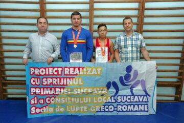 Luptătorii suceveni Teodor Chira și Ioan Bălan, alături de antrenorii Valerică Gherasim și Daniel Ciubotaru
