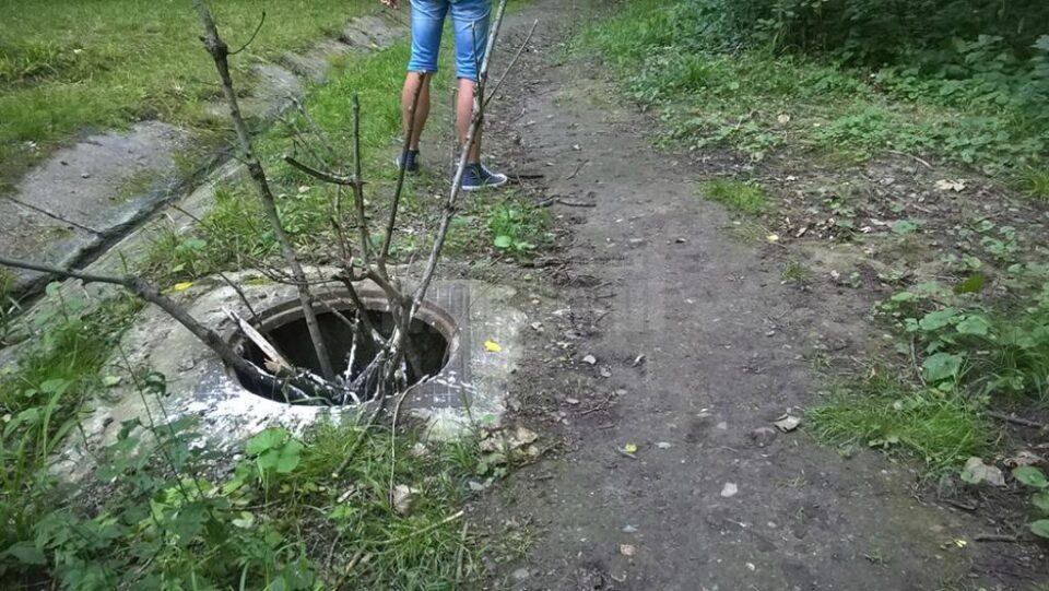 Canale capcană, fără capac, pe o potecă intens circulată din parcul Șipote