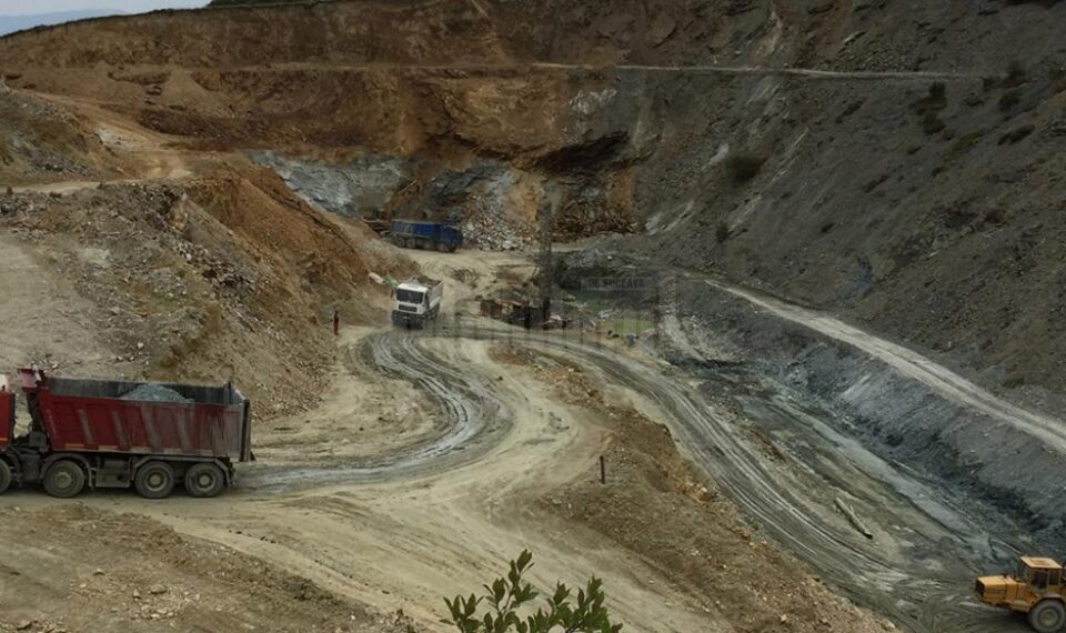 Râul Bistrița, poluat în două zile de firma care exploatează cuprul de la Mănăila-Iacobeni
