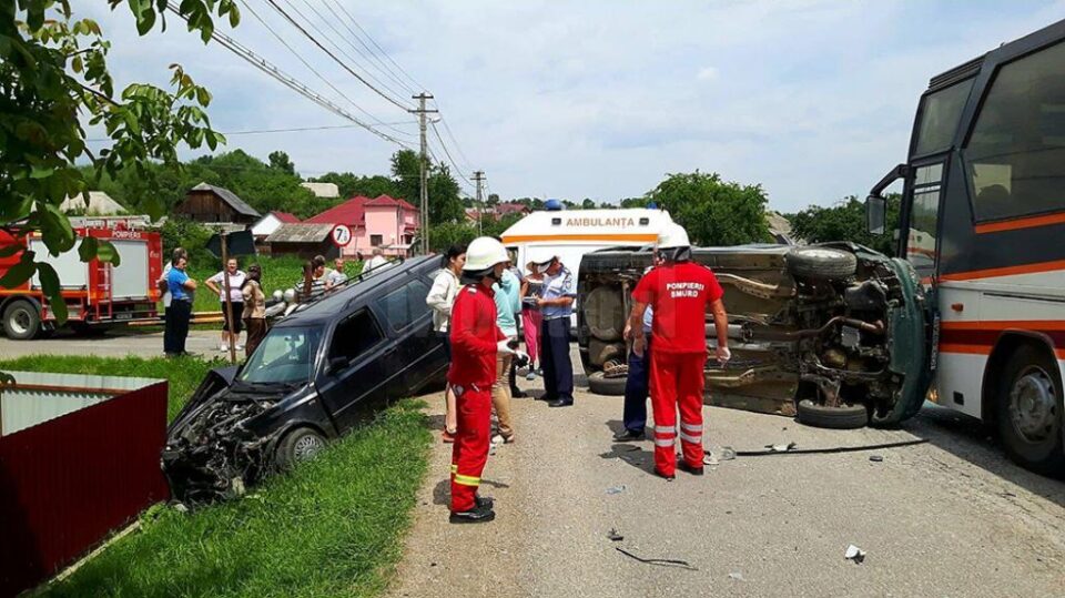 În urma impactului puternic, un autoturism s-a răsturnat pe carosabil, în timp ce un altul a fost proiectat în gardul unei case de lângă drum